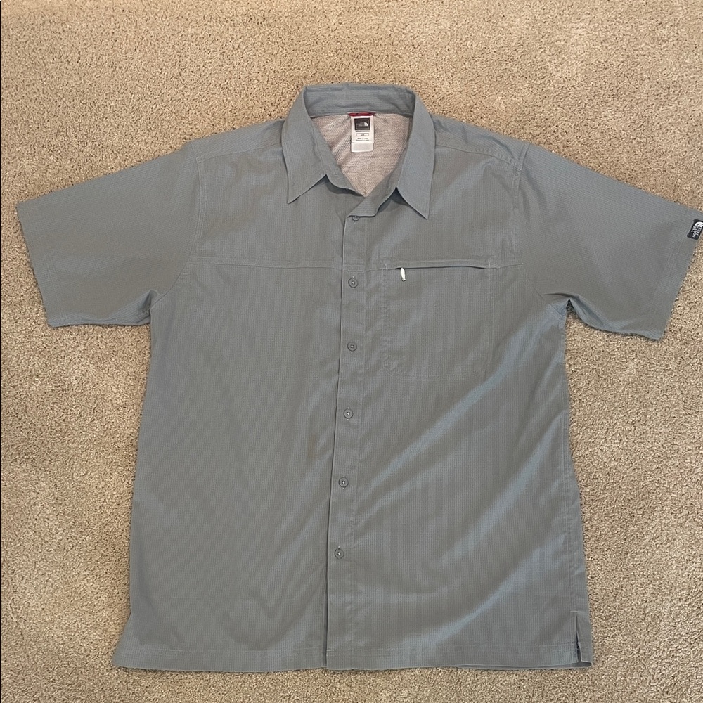 Men’s The North Face short sleeve button down outdoors trail shirt light gray